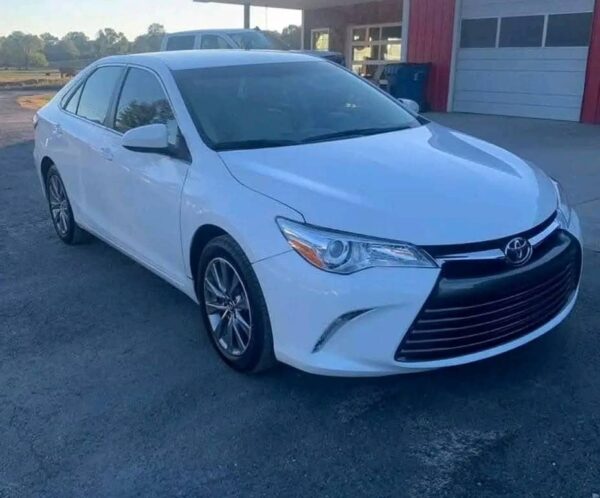 2016 Toyota Camry • XLE Sedan 4D